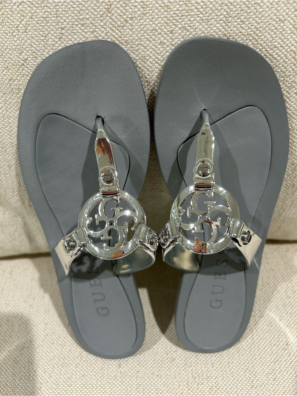 NWOT Guess Tyana Eva Flex Silver Logo Thong Sandal Gray Women’s Size 8 Beach